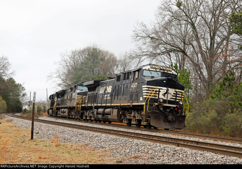 NS 4327 leads train 350-26 northbound